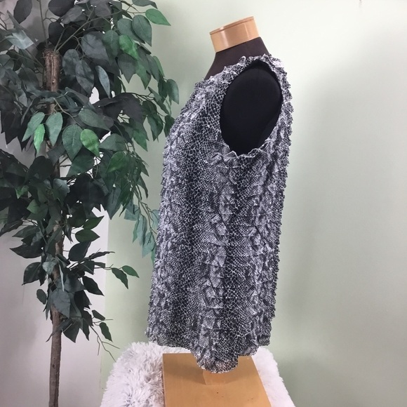 Notations large black and white layered ruffled sleeveless top
Fully lin… - Picture 14 of 14